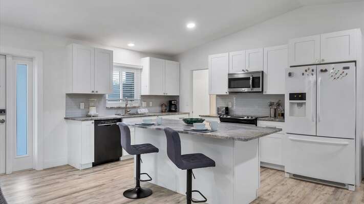 Beautiful, fully-equipped kitchen